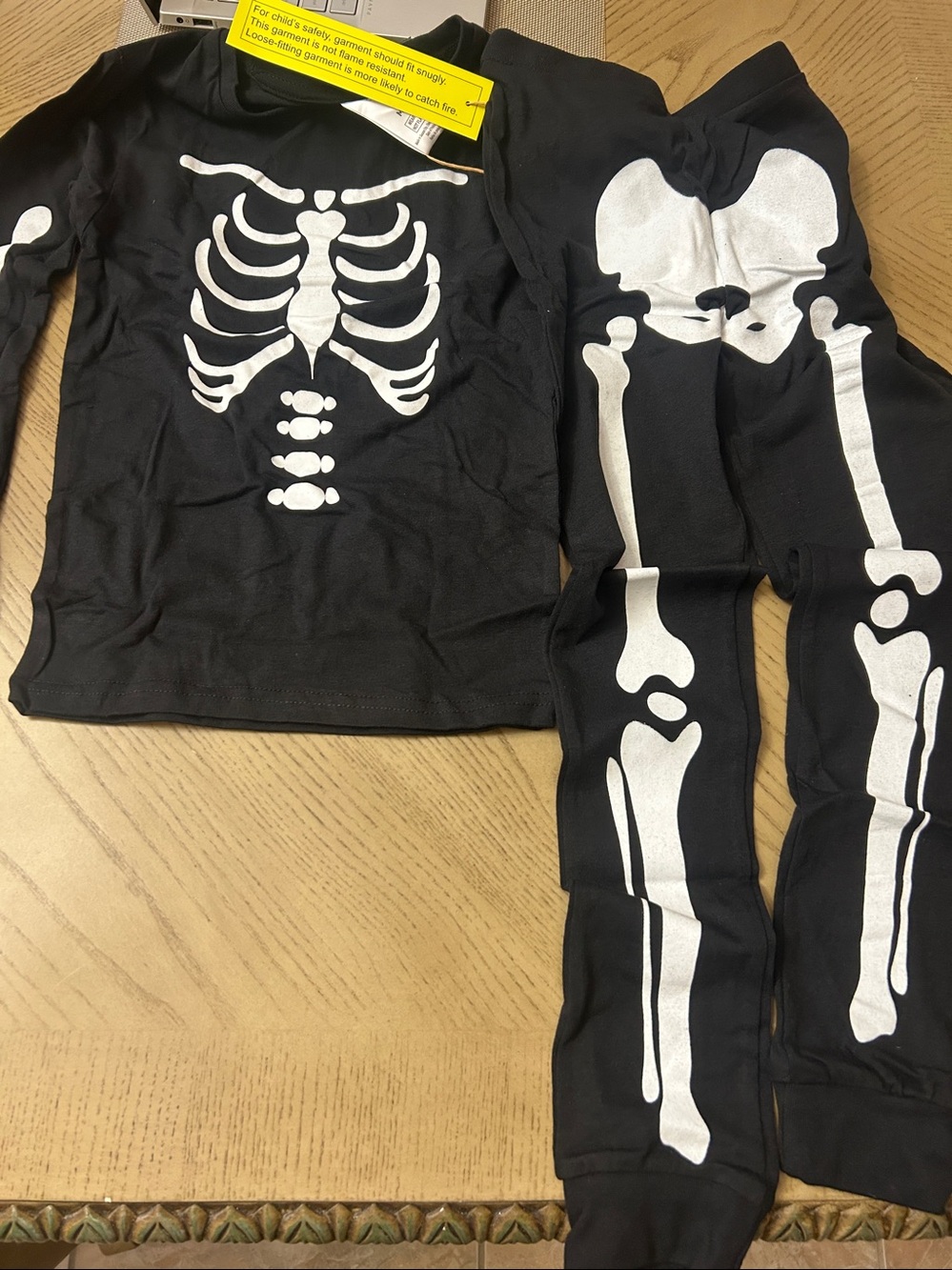 Halloween Unisex Size Medium 8-10 Years Glow in the Dark Skeleton Pajama. New